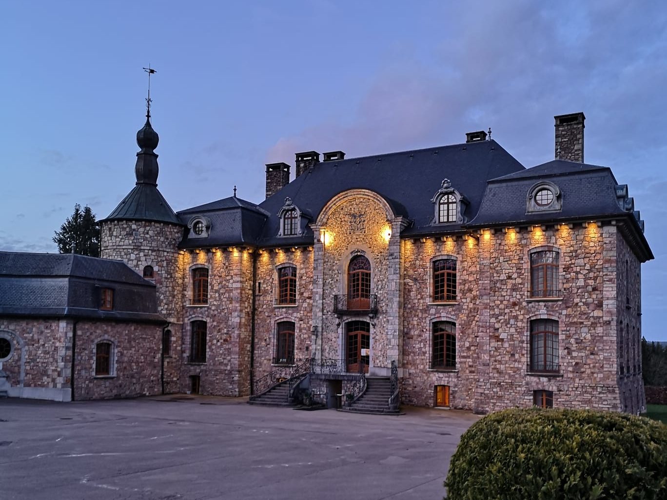 Château de Farnières en soirée