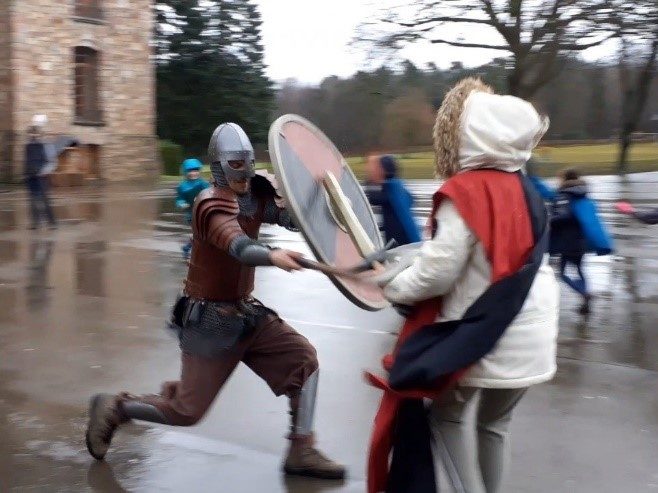 Combat entre chevalier avec bouclier et épées