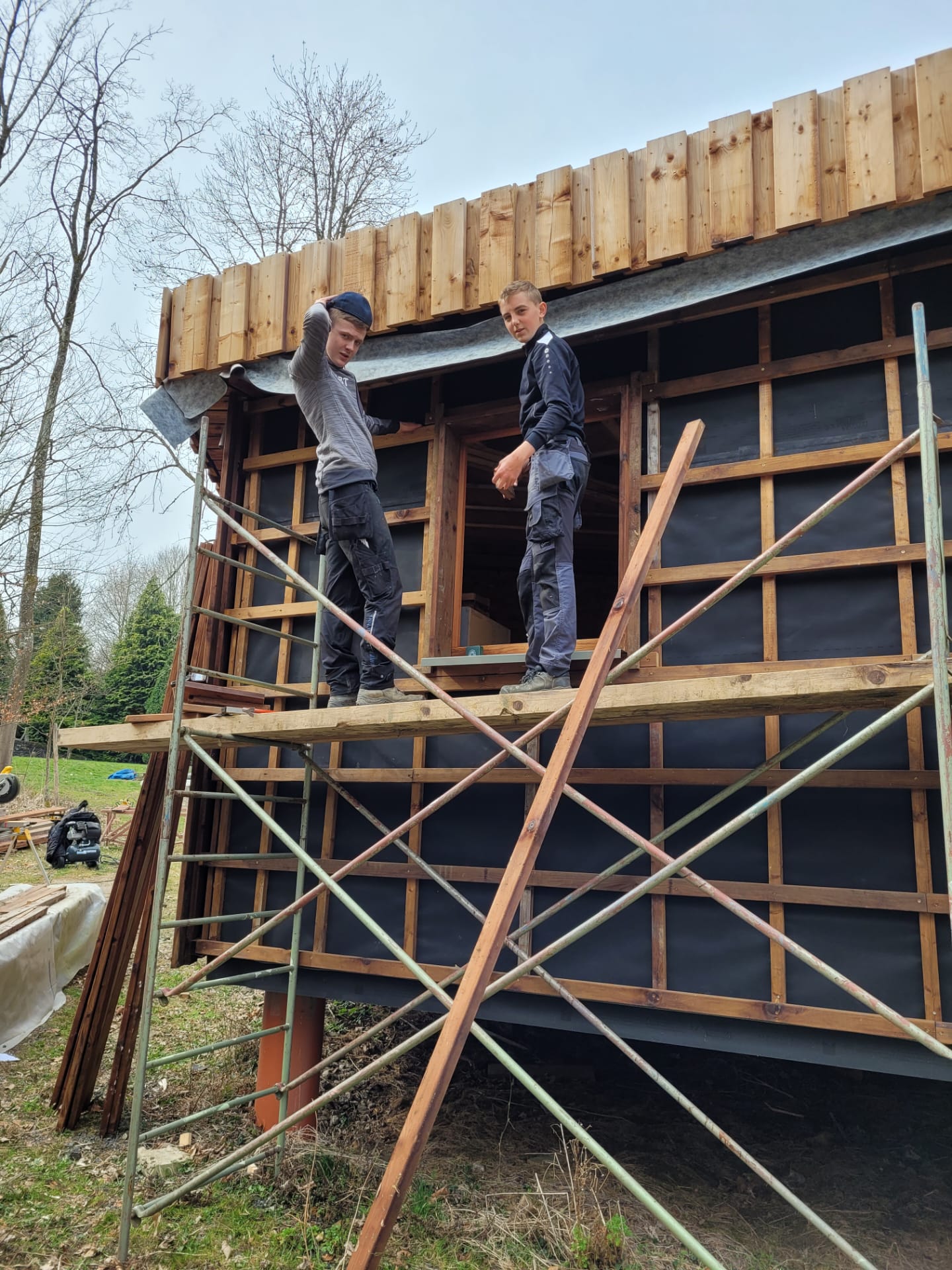 Deux élèves construisant le rucher à Farnières